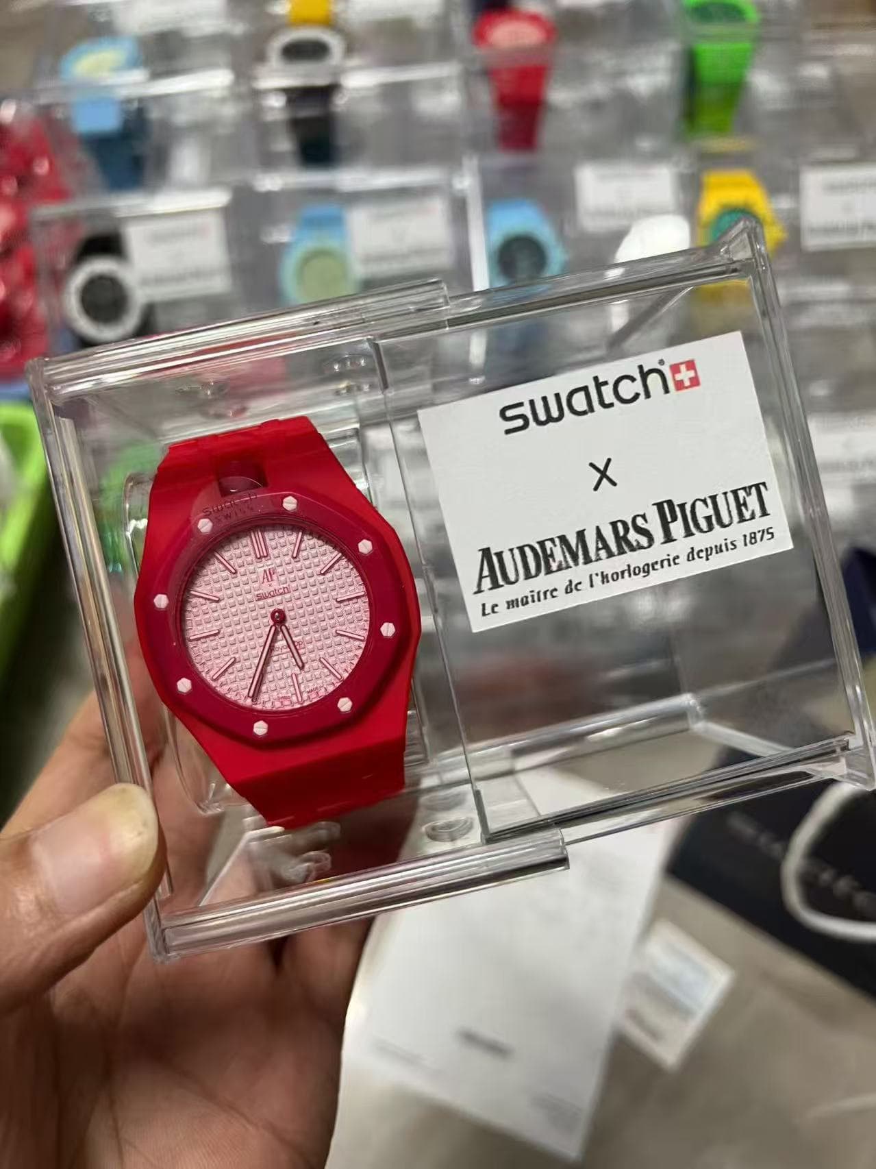 Montre AP Swatch à mouvement quartz, une montre de luxe au design élégant et tendance, fruit d'une collaboration avec AP Swatch.