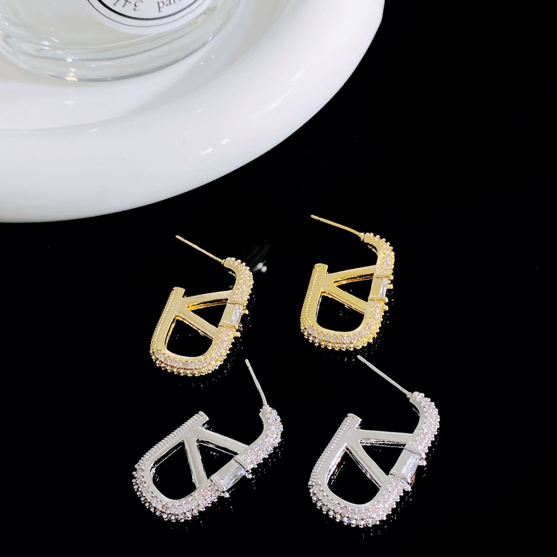 Light Luxury Zircon Micro Inlaid Letter V Earrings, Silver Needles, Fashionable and Personalized Earrings, Design Sense, Temperament Earrings