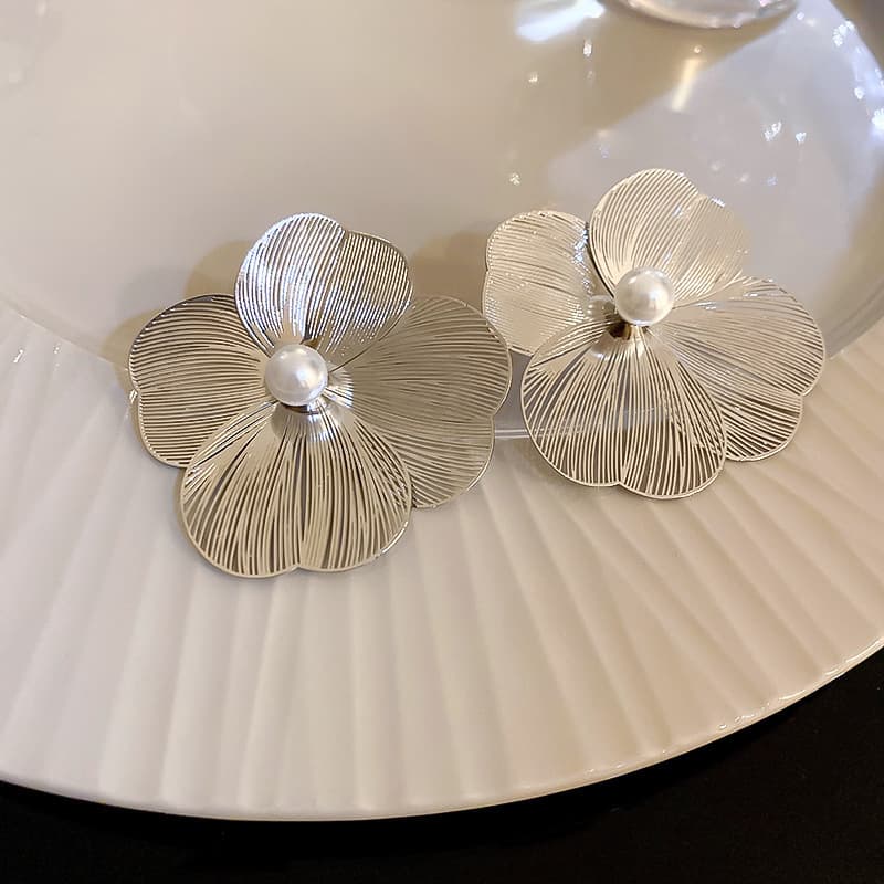 Metal Hollow Large Petal Earrings Fashion High Sense Exaggerated Earrings Niche Design