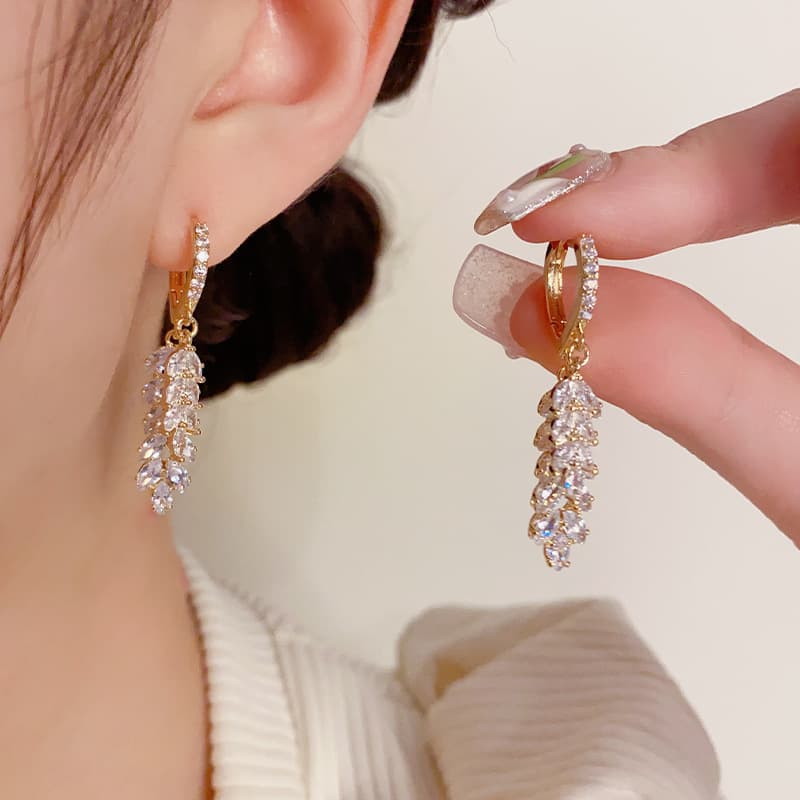 Light luxury zircon leaf earrings high end niche design versatile tassel earrings fashionable earrings