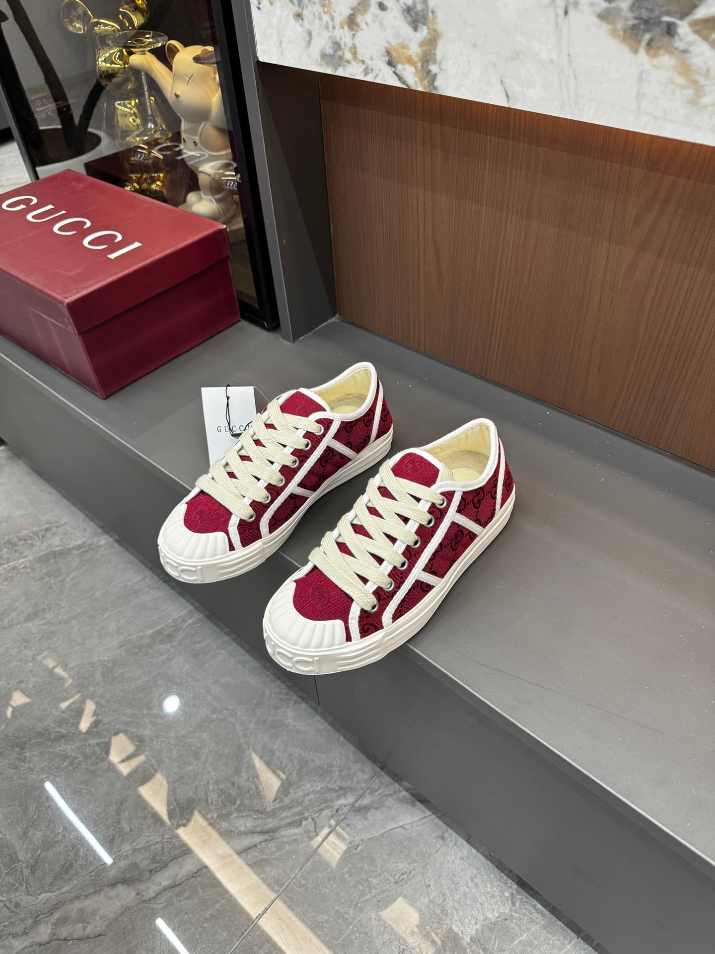 Baskets montantes Gucci GG pour femme, en toile à lacets, motif monogramme, bout coquillage.