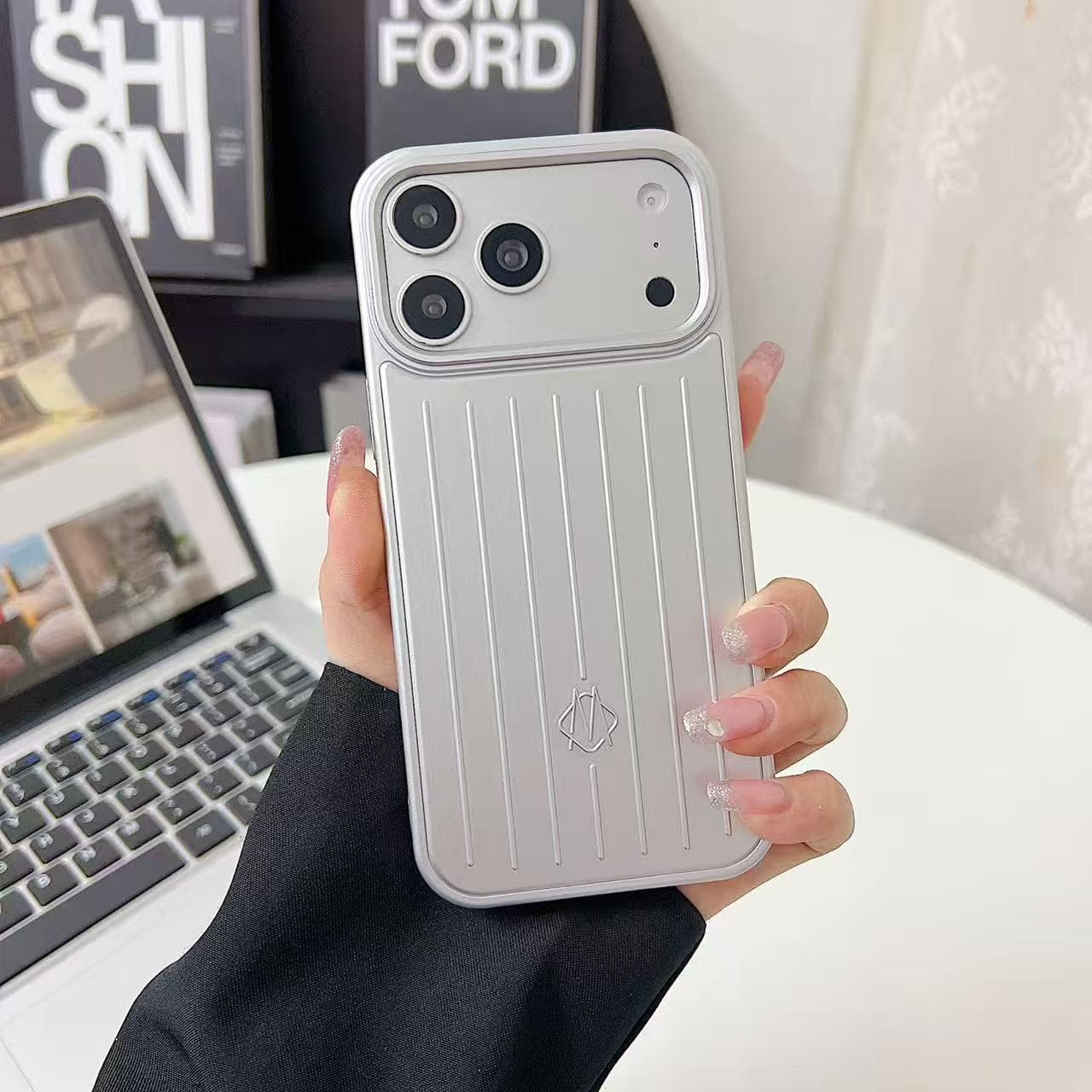 Compatible avec iPhone 17 Pro Max, 16, 15, 14, 13 Premium et Plus. Coque en silicone souple, transparente et élégante, résistante aux chutes et or