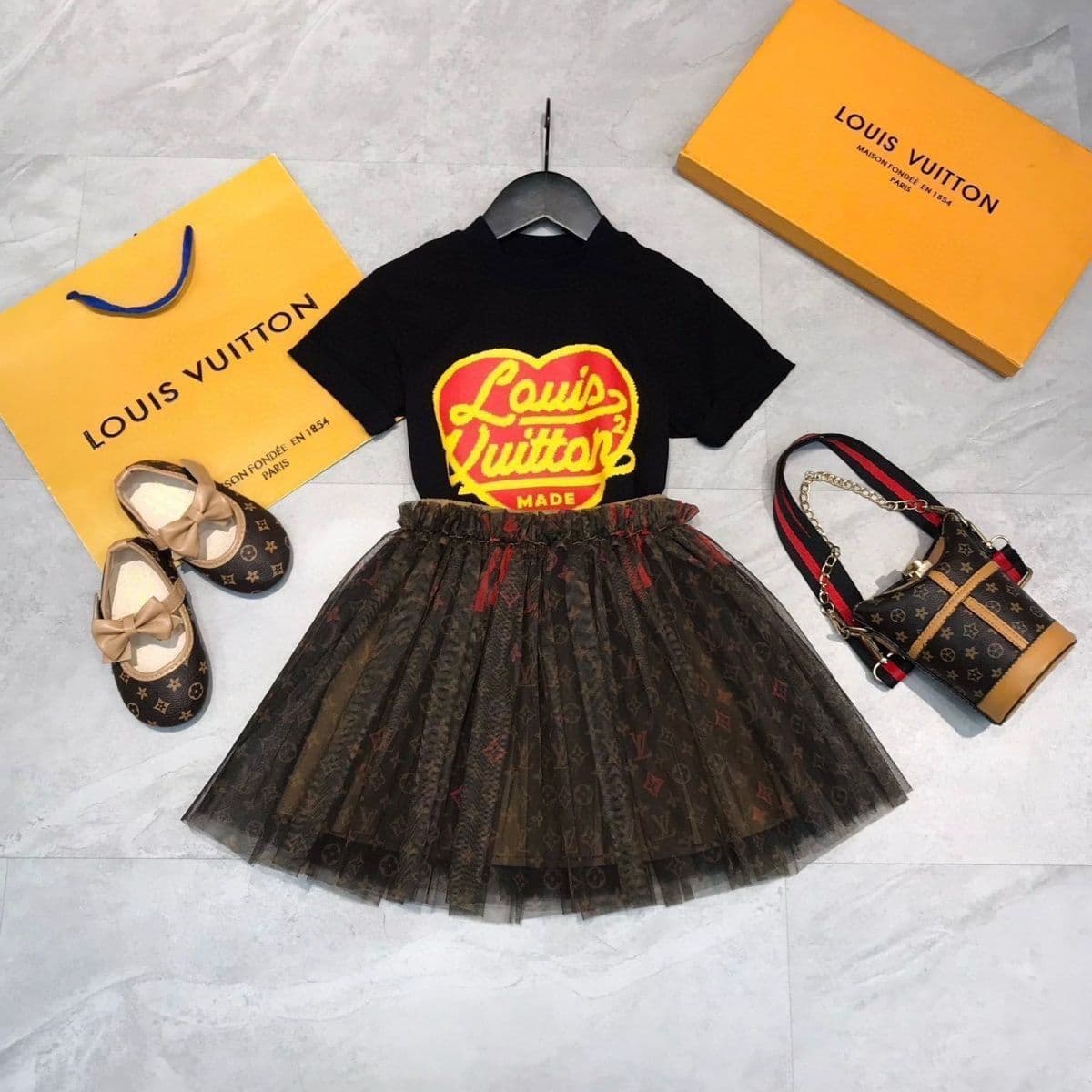 Ensemble deux pièces à manches courtes et demi-jupe duveteuse style princesse britannique pour fille super mignonne, marque tendance Instagram