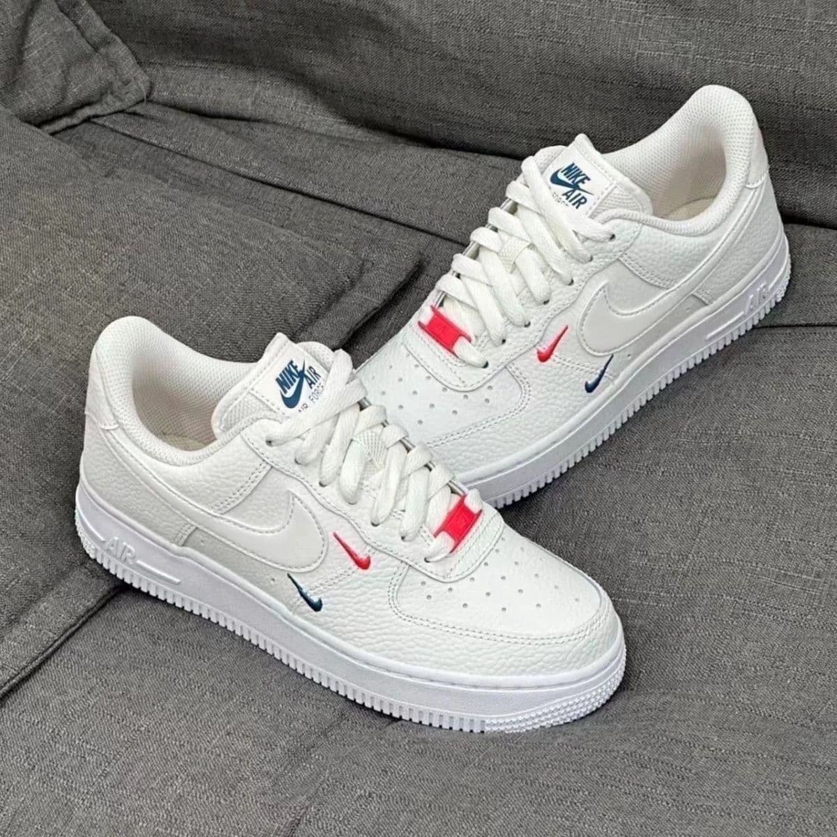 Baskets Force One Black Warrior populaires pour hommes et femmes, tendance et polyvalentes, style rétro décontracté et sportif.