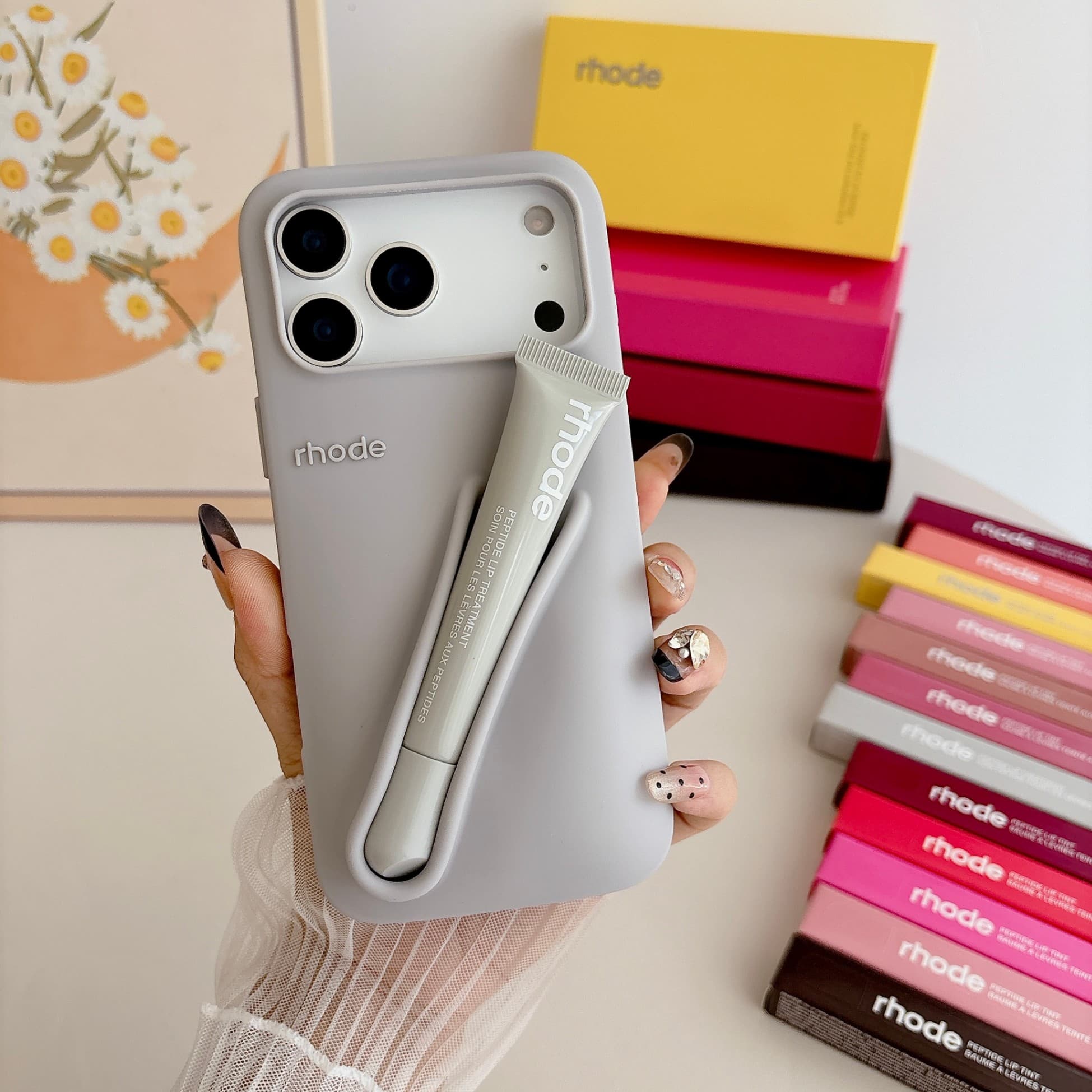 Étui à lèvres liquide en silicone 3D pour iPhone 15 Pro, avec gloss et effet brillant.