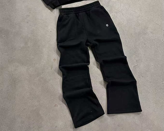 Ensemble unisexe à capuche brodée, manches longues, noir et bleu, style sportswear confortable et ample, composé d'un sweat-shirt et d'un pantalon