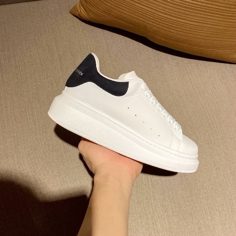 Baskets McQuee blanches polyvalentes pour hommes, collection automne 2026, plateforme en cuir véritable à semelle épaisse rehaussant la silhouette