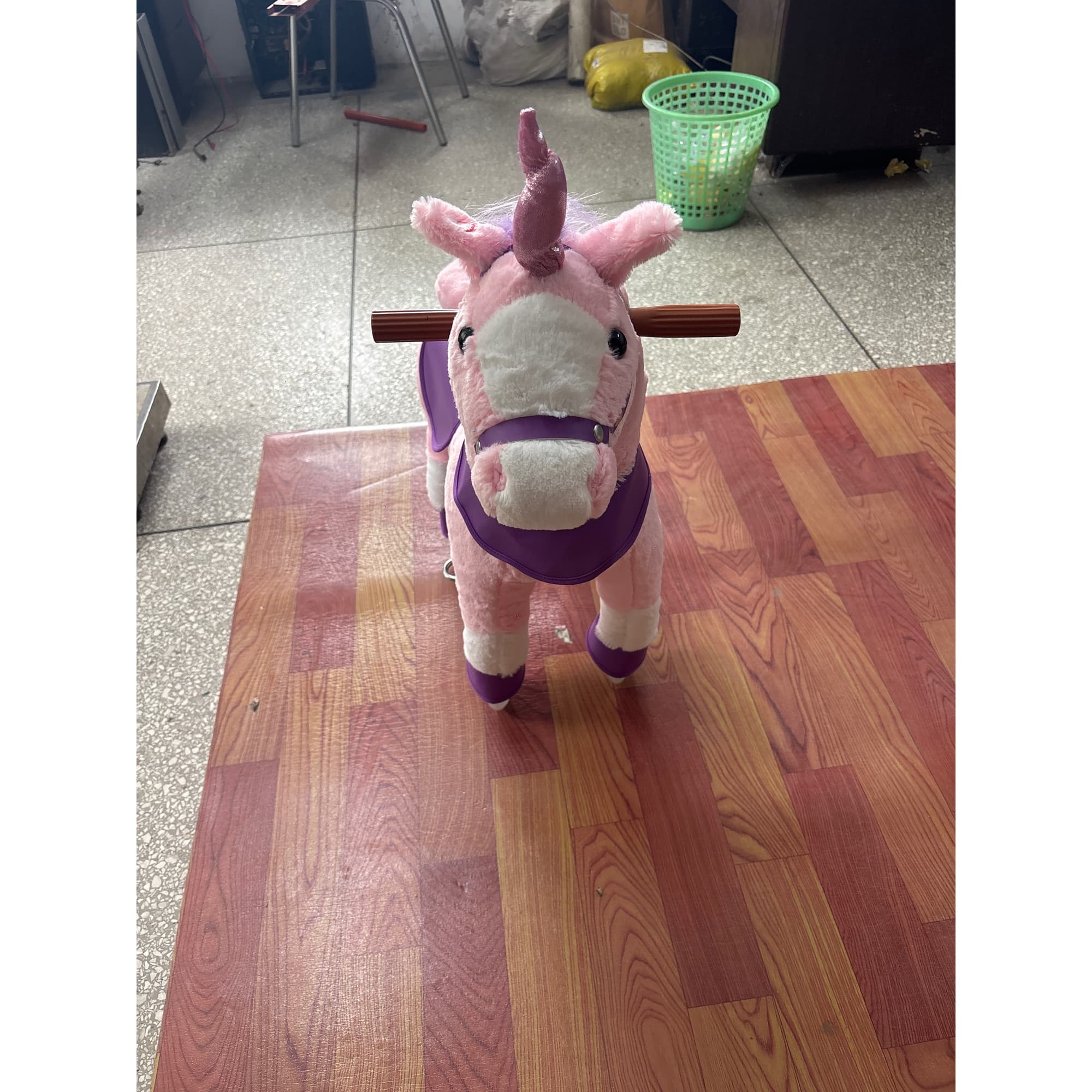 AIYAPLAY Cheval pour enfants 2+ ans avec 4 roues et hennissements, Tête pivotante, Design à pédales, Capacité 60 kg, Rose