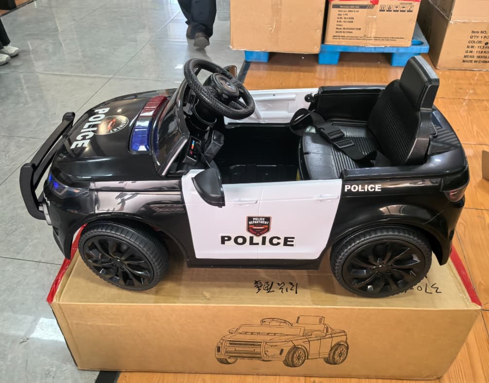 AIYAPLAY Voiture Électrique pour Enfants de Police 12V Télécommande 2,4 G 2 Moteurs Démarrage Progressif Sirène Lumières Musique Noir