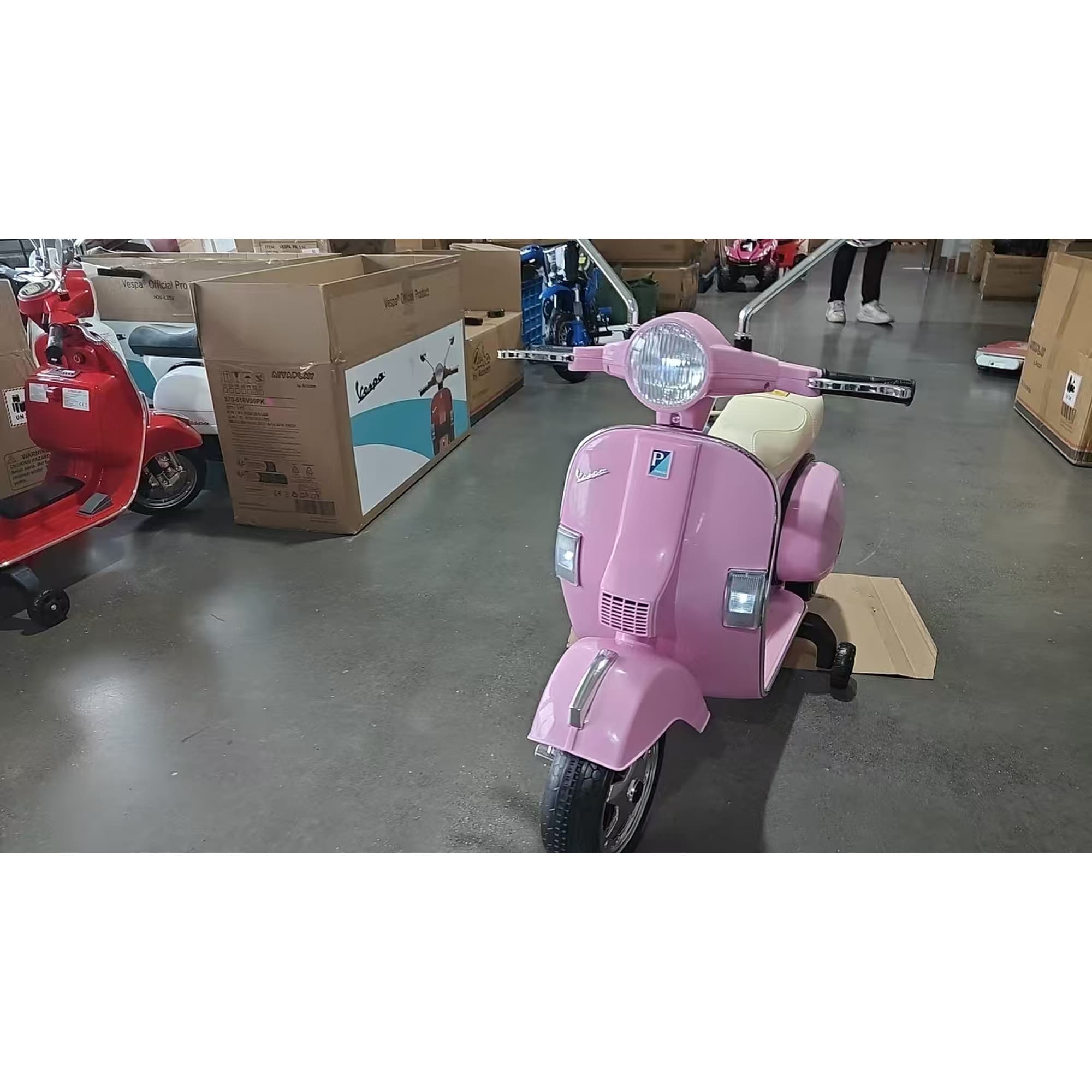 AIYAPLAY Moto Électrique Enfant 12V Vespa PX150 Roues d'Appui 2 Moteurs Suspension Arrière Musique Phares 3 km/h 3-6 Ans Rose