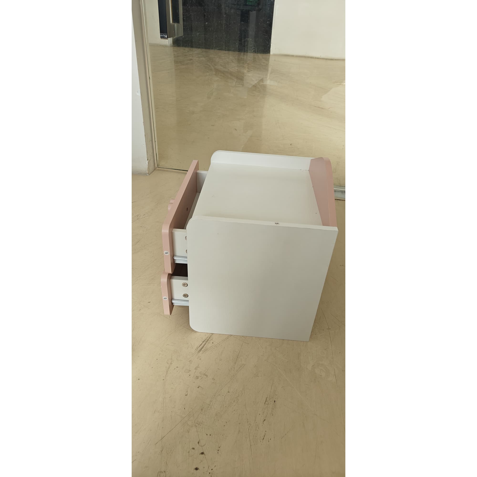 AIYAPLAY Table de chevet enfant avec 2 tiroirs Montessori bords arrondis pour enfants de 3 à 8 ans 34x31x36 cm Rose