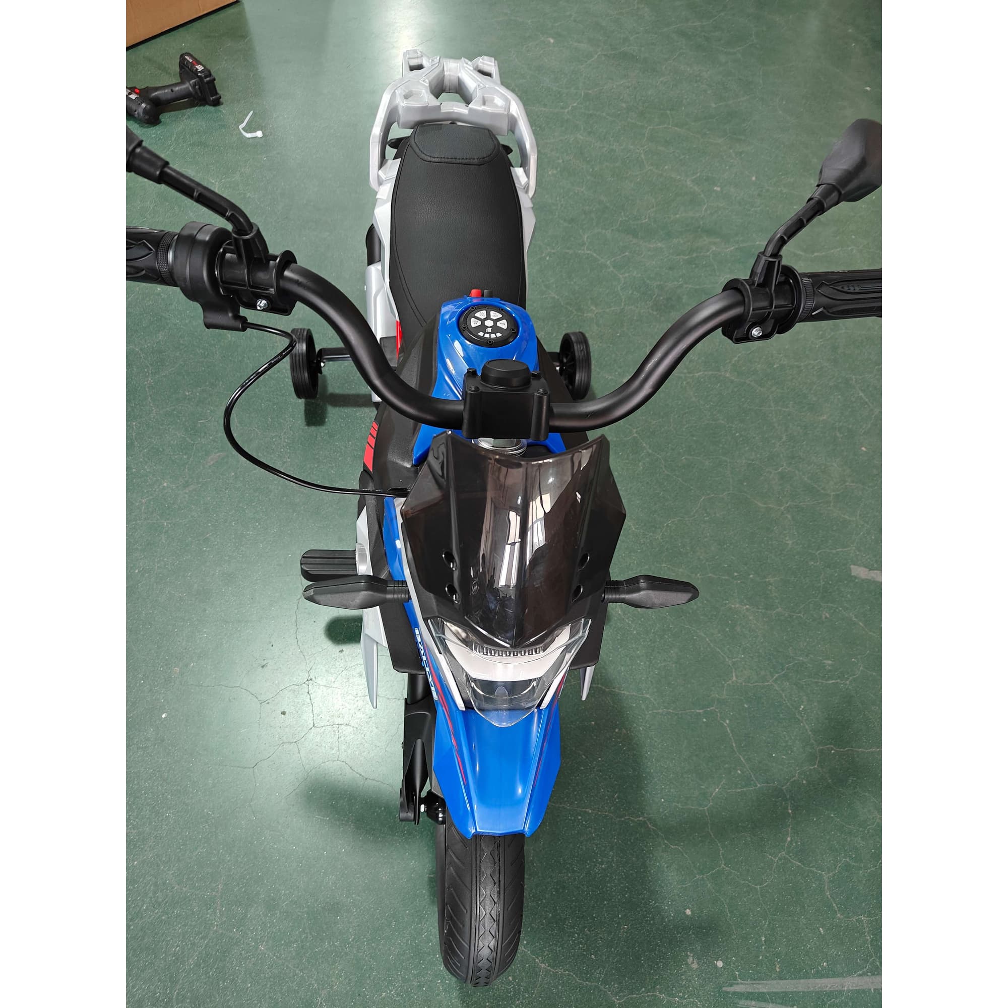 AIYAPLAY Moto électrique pour enfants 3-8 ans 12V Licence BMW G310 GS, Batterie lithium, Roulettes amovibles, Bleu