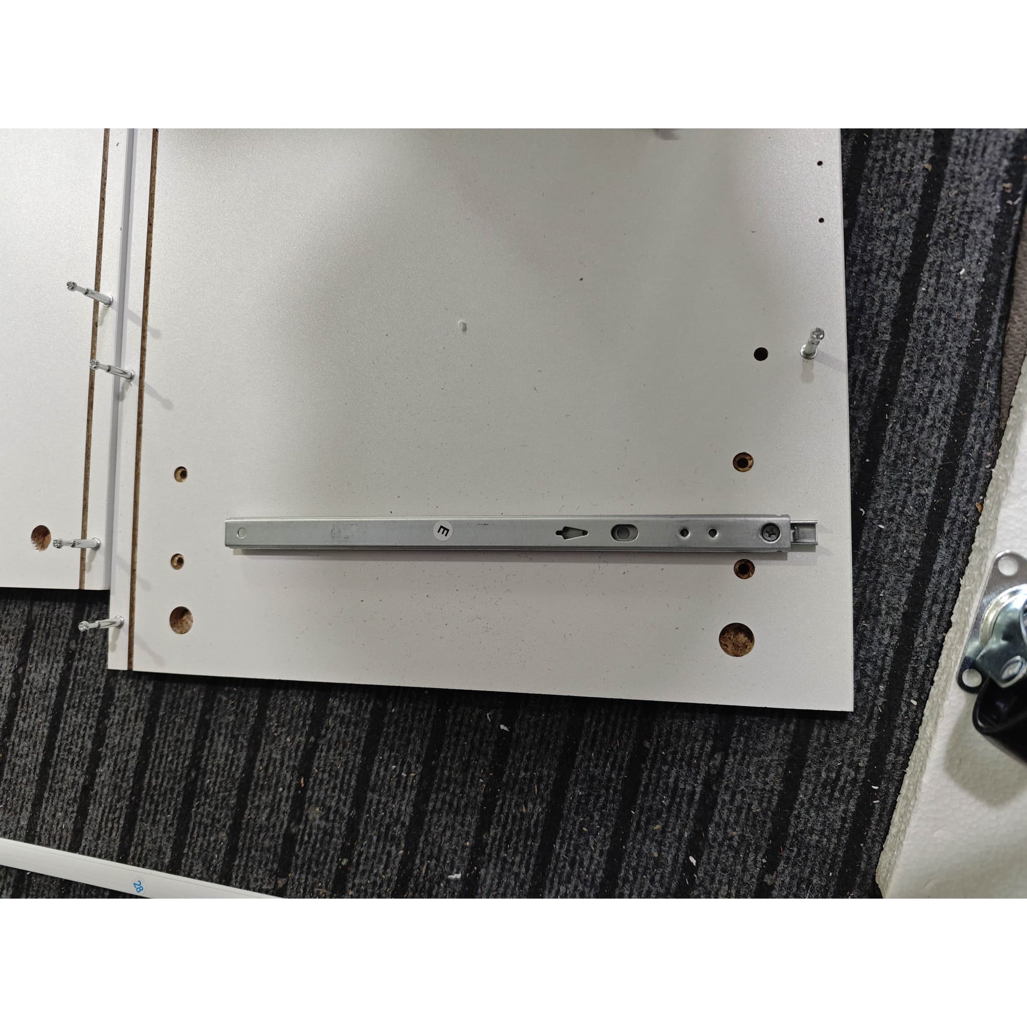 HOMCOM Îlot de Cuisine sur Roulettes, Plan de Travail Extensible Station de Charge Compartiment pour Poubelle Étagères dans les Portes Blanc
