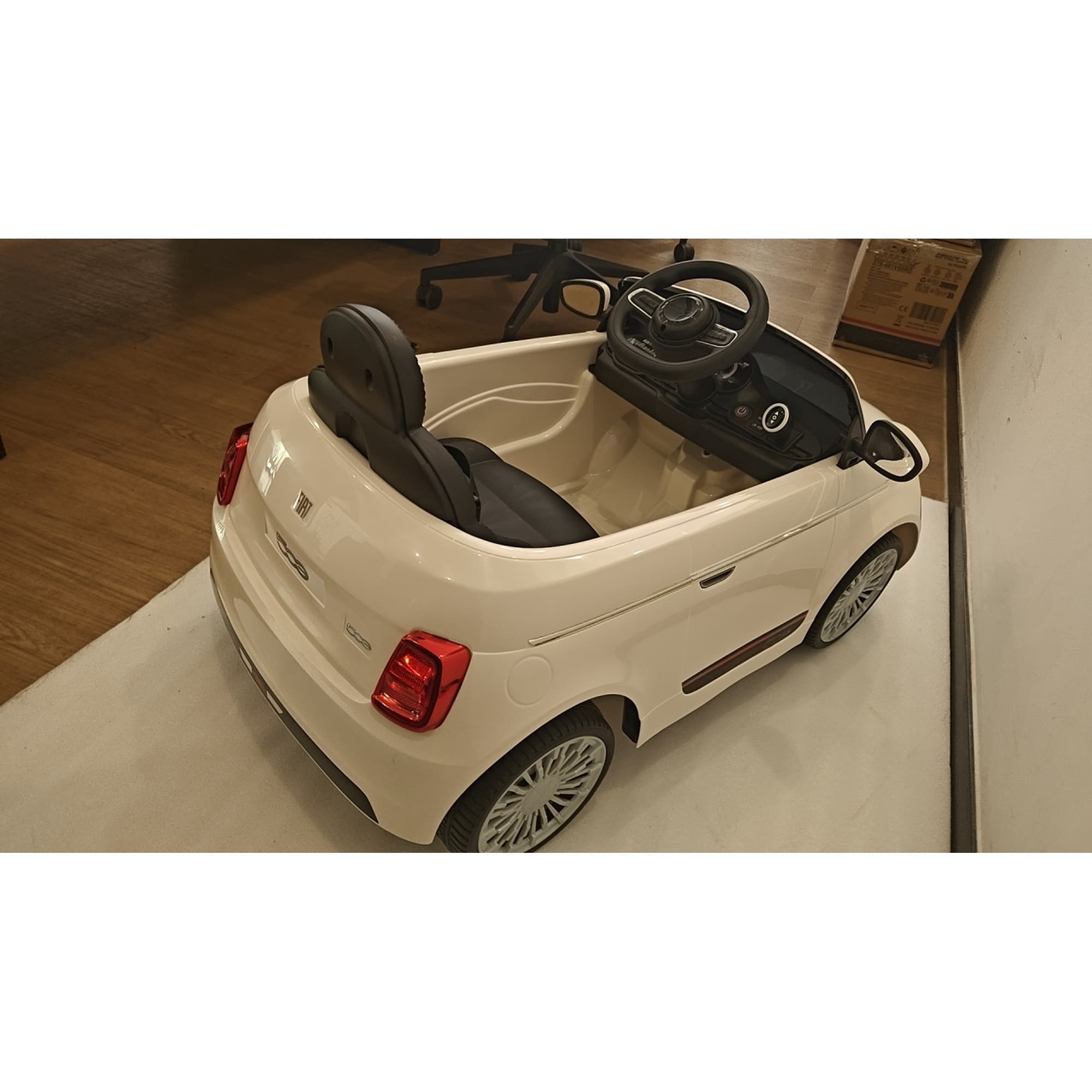 AIYAPLAY Voiture Électrique pour Enfants 12V Fiat 500, Batterie au Lithium, 2 Moteurs, Télécommande, 3-6 Ans, Crème