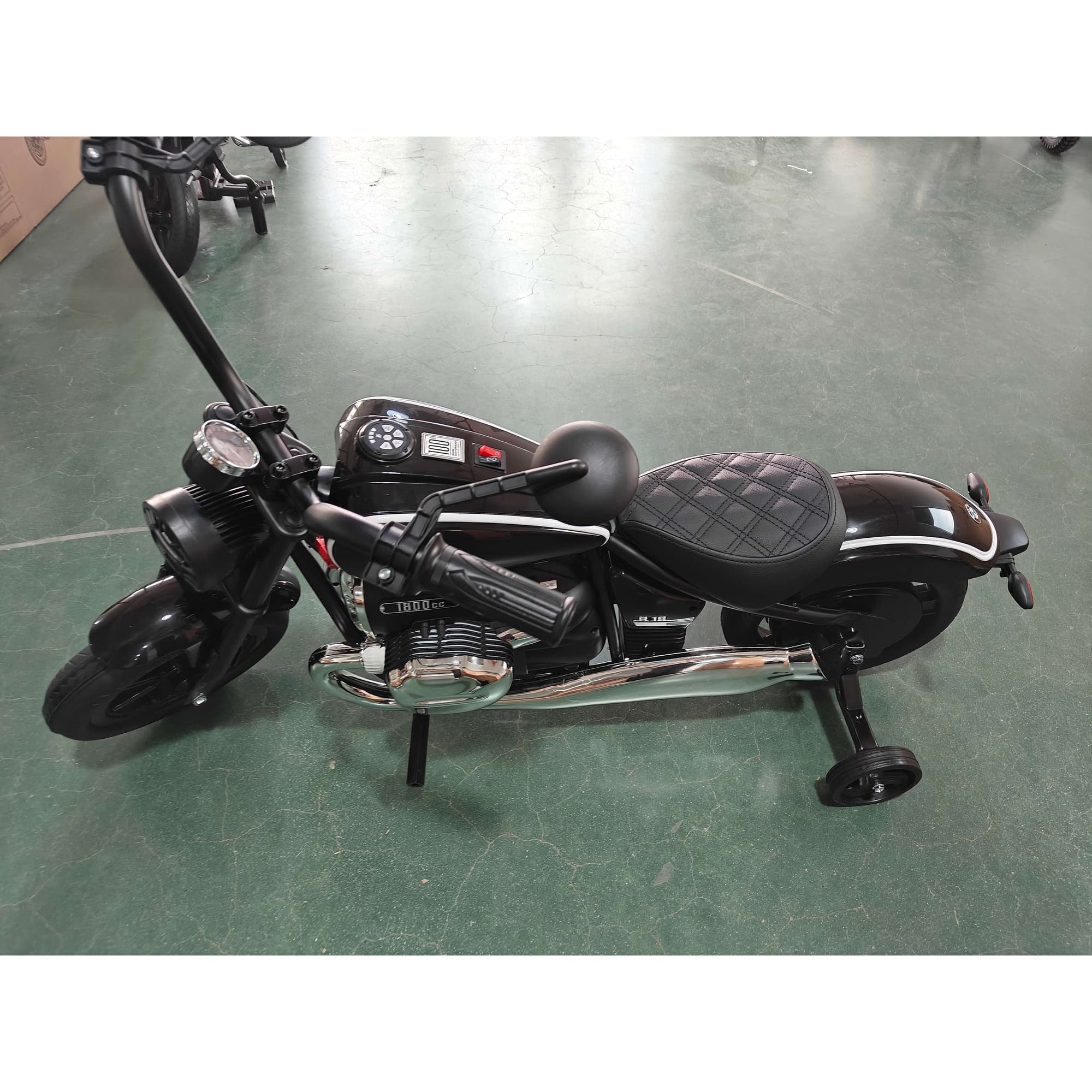 AIYAPLAY Moto Électrique pour Enfants 12V BMW R18, Batterie Lithium, 3-8 Ans, Roulettes Amovibles, Phare, Musique, Noire