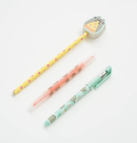 Grupo Erik - Set De Papeterie Pusheen Foodie Collection | Inclut : 1 Stylo Gel, 1 Surligneur, 1 Crayon De Papier, 1 Carnet A5, 1 Taille-Crayon, 8 Trombones, Trousse | Fournitures Scolaires Kawaii
