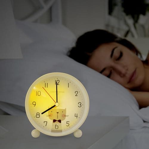 HENGBIRD Réveil Enfant Garçon Fille, Réveil Éducatif pour Enfants -Jour/Nuit Facile à Régler et à Piles Veilleuse Réveil de Voyage Silencieux Non Tic-Tac (Chat Jaune)
