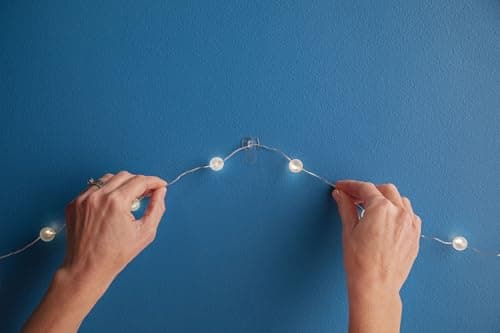 Command Crochets de Fixation, Lot de 20 Mini-Crochets Transparents et de 24 Petites Bandes Adhésive - Pour la Décoration des Guirlandes Lumineuses, Accrochage Sans Dommage