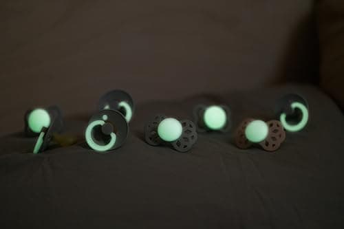 Tétine BIBS Colour Glow. Lot de 2 sucettes. Brillent dans le noir. Sans bisphénol A, Téterelle ronde. Latex de caoutchouc naturel. Taille 2 (Lot de 2), Sage NIGHT/Cloud NIGHT