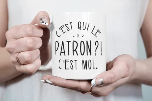 quotedazur - Mug C'Est Qui Le Patron - Cadeau Collègue Retraite - Idée Cadeau Original, Humour Femme - Tasse Couple Saint Valentin - Gadget Geek Homme - Idéal Anniversaire Soeur Ou Meilleure