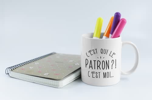 quotedazur - Mug C'Est Qui Le Patron - Cadeau Collègue Retraite - Idée Cadeau Original, Humour Femme - Tasse Couple Saint Valentin - Gadget Geek Homme - Idéal Anniversaire Soeur Ou Meilleure