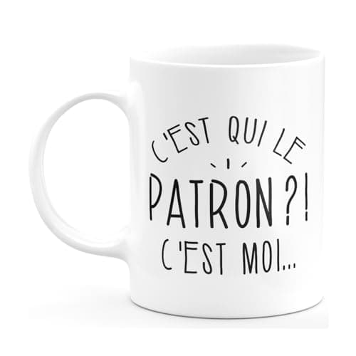 quotedazur - Mug C'Est Qui Le Patron - Cadeau Collègue Retraite - Idée Cadeau Original, Humour Femme - Tasse Couple Saint Valentin - Gadget Geek Homme - Idéal Anniversaire Soeur Ou Meilleure