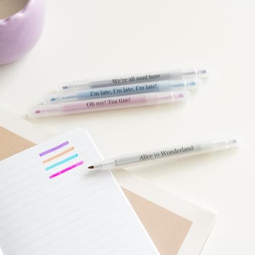 Grupo Erik - Set de Papeterie Alice aux Pays des Merveilles | Inclut : 1 Stylo Bille, 1 Crayon de Papier, 4 Surligneurs, 2 Trombones, 3 Carnets A6, des Stickers | Papeterie Kawaii