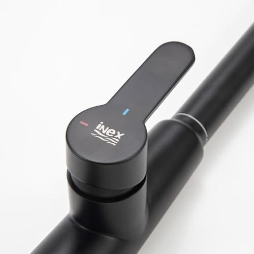 INEX EUROPA Robinet extractible professionnel en métal avec finition noire pour évier de cuisine, modèle INK 777 BLK, avec mitigeur, valve céramique et tête amovible.