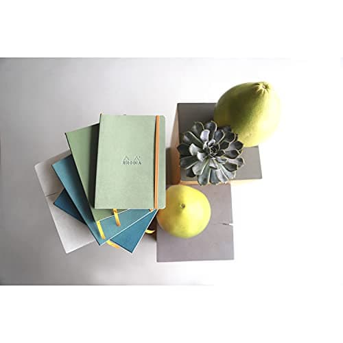 RHODIA 117442C - Carnet Souple Paon - A5 14,8 x 21 cm - Pointillés Dot - 160 pages - Papier Clairefontaine Ivoire 90 g/m2 - Marque-Page, Fermeture Élastique - Simili Cuir - Collection Rhodiarama