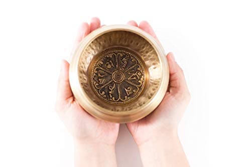 Zenamaste • Bol Tibétain Chantant Méditation Fait à la main à Bhaktapur (Népal) - 450gr ⌀11,5cm - Coffret Zen - Papier népalais - Coussin Bol Chantant (Métaux Anciens Chakra) - Maillet Bois