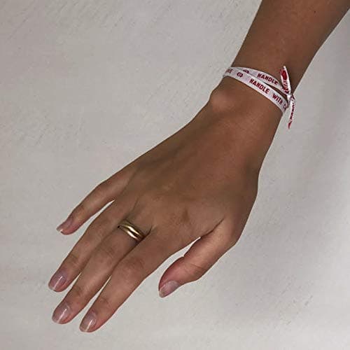 MELI MELOW Les vraies étiquettes tissées de notre enfance. Nom Prénom à coudre - tissé teint personnalisé vintage - ruban nominatif - marque marquage vêtements - fond blanc - texte rouge