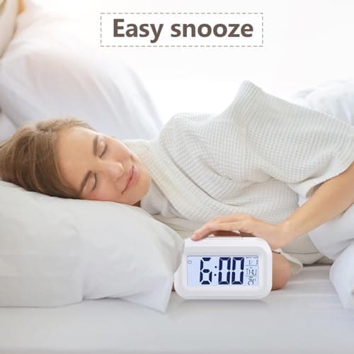 JIZZU Réveil de Voyage, LCD Réveil Numérique Fonctionne Piles, Affichage 12/24h, Fonction Répétition, Réveil LED Intelligent pour Chambre à Coucher, Bureau, Blanc