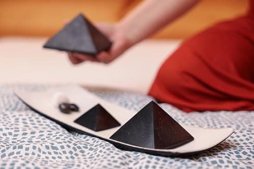 Heka Naturals Pyramide de shungite Non polie, Contient des fullerènes de Carbone | Figure Authentique en Pierre de shungite de Carélie | Pyramide Non polie (8 CM Non Poli)