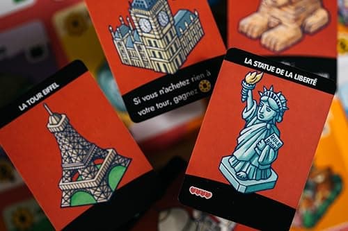 Asmodee - HAPPY CITY - Jeu de Société de Construction Urbaine Pour Enfants Dès 10 Ans - Créez votre Ville - Lauréat As D'Or 2022 - 2 À 5 Joueurs - 30 Min - Version Française