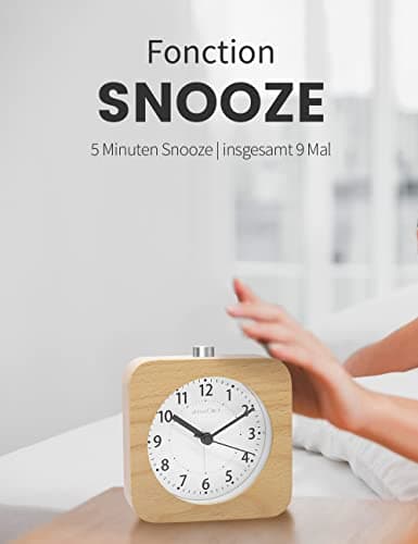 aboveClock Reveil Matin à Piles, Reveil Bois, Réveil Silencieux sans Tic Tac, Reveil Analogique de Voyage Lumineux avec Fonction Snooze, Reveil à Aiguilles Alarme Sonore Croissante【Bois Clair】