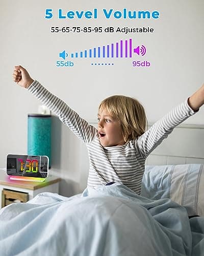 SZELAM Réveil à projection, 18,7 cm, horloge numérique LED, grand écran, avec projecteur rotatif à 180°, veilleuse RVB, port USB C, horloge de bureau moderne pour décoration de chambre à coucher –