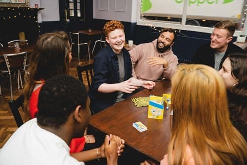 Asmodee - TIME'S UP! : Party - Version Jaune - En Français - Jeu de Société d'Ambiance - Jeu de Cartes Familial et Pour Enfants dès 12 ans - Jeu de Rapidité - 4 à 12 Joueurs - 40 Minutes