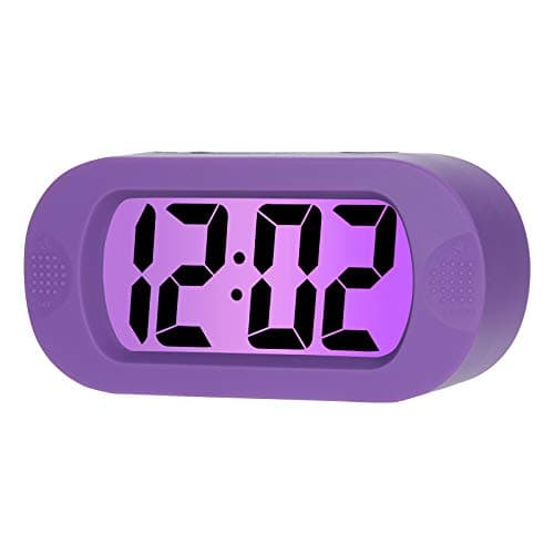 Plumeet Réveil électronique, Alarm Réveil Matin avec Grand écran LCD, Fonction Snooze, avec Veilleuse, Alimenté par Batterie,Convient Aux Alarmes de Voyage et de Chevet (Violet)