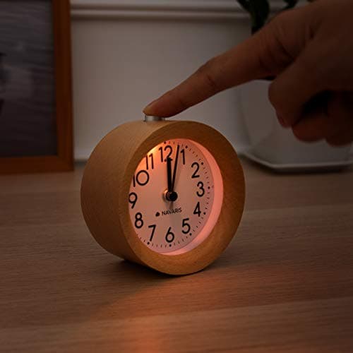 Navaris Horloge réveil en Bois - Réveil analogique Classique Rond en Bois Naturel - Horloge à Aiguilles avec Fonction Alarme Snooze et lumière