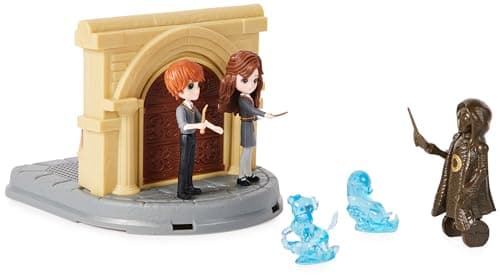 HARRY POTTER - PLAYSET 2 EN 1 LA SALLE SUR DEMANDE MAGICAL MINIS WIZARDING WORLD - Univers Magique 2 en 1 Avec 4 Figurines et Accessoires - Sortilège Patronus - 6063901 - Jouet Enfant 5 ans et +