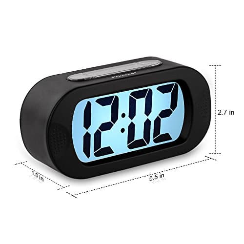 Plumeet Réveil électronique, Alarm Réveil Matin avec Grand écran LCD, Fonction Snooze, avec Veilleuse, Alimenté par Batterie,Convient Aux Alarmes de Voyage et de Chevet (Noir)