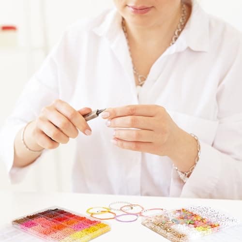 WAREHOUSE 48000 Stück 3mm Glasperlen Sets, Perlen für Armbänder Pastell, Mini Perlenset Charm Kit DIY Perlen zum Auffädeln mit Bunte Buchstabenperlen für DIY Bracelet Making Kit. (couleur-4)