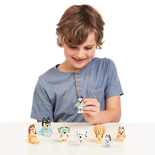 BlueY - Coffret de 8 Figurines – La Famille et Les Amis de (5,3 à 8,3 cm)