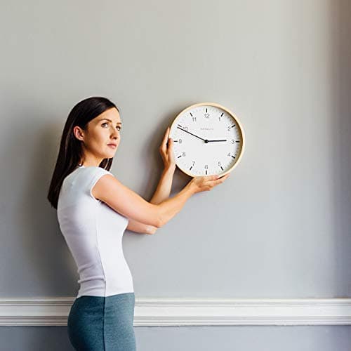 NEWGATE® Mr Clarke - Une Petite Horloge Murale Scandi avec Un boîtier en contreplaqué Moderne pour Le Salon/Salle à mangerHWD 28 x 28 x 4,5 cm (contreplaqué Clair et Cadran Arabe)