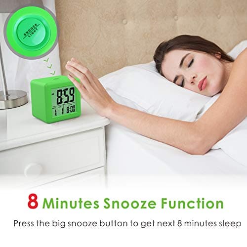 Plumeet Facile à régler Réveil de Voyage Numérique Fonction Snooze, Veilleuse Doux, Large écran Afficheur Temps et Mois et Date et Alarme, Alarme Sonore Progressive et Taille Maniable (Vert)