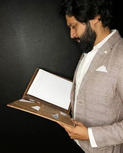 Porte-documents en cuir par Rustic Town | Conférencier A4 pour homme et femme | Porte-documents en cuir durable fait à la main avec 3 + 1 pochettes pour documents et bloc-notes