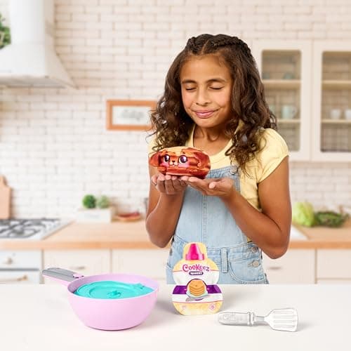 Cookeez Makery Pancake Treatz, Fais Apparaître Une Peluche Parfumée, Place Le Mélange sur la Poêle et Retourne Le Pancake : Une Peluche Parfumée Interactive Apparaît, Quelle Surprise Vas-Tu Créer