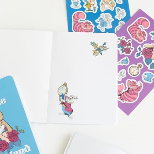 Grupo Erik - Set de Papeterie Alice aux Pays des Merveilles | Inclut : 1 Stylo Bille, 1 Crayon de Papier, 4 Surligneurs, 2 Trombones, 3 Carnets A6, des Stickers | Papeterie Kawaii