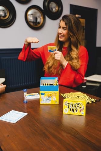 Asmodee - TIME'S UP! : Party - Version Jaune - En Français - Jeu de Société d'Ambiance - Jeu de Cartes Familial et Pour Enfants dès 12 ans - Jeu de Rapidité - 4 à 12 Joueurs - 40 Minutes