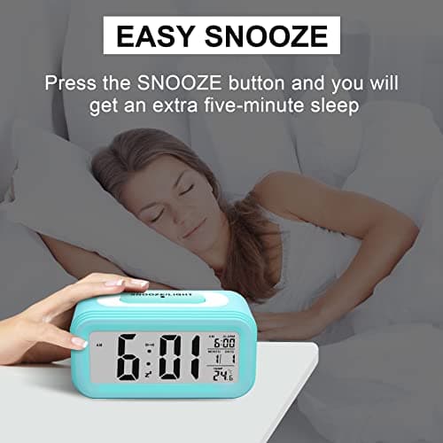 Larkumio Reveil Numerique Réveil Matin Lumineux LED Reveille Digital a Piles Silencieux Aalarm Clock de Voyage avec Gros Chiffres pour Enfant Fille Garcon Ado Adultes, Réveils avec Date Snooze, Bleu